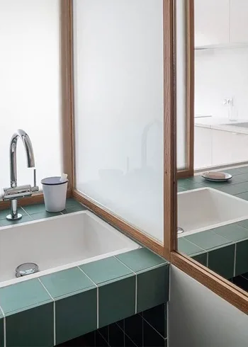 badkamer met groene keramische tegels rond wastafel en spiegel, kleine badkamer wandtegels inspiratie met tegels vergelijkbaar met winckelmans topcer en pavigres bij top tegel 04 ieper