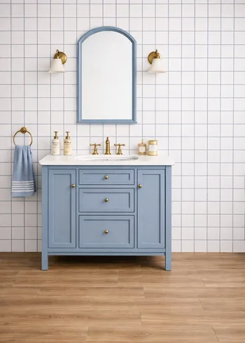 badkamer met witte keramische tegels 10x10 cm en blauwe voegen, retro badkamermeubel in blauw, inspiratie kleine wandtegels badkamer