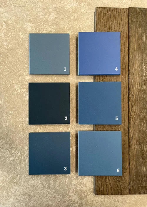 Moodboard met donkerblauwe tegels 10x10 gecombineerd met beige en houtlook tegels, keramische tegels van Winckelmans, Pavigres en Topcer voor vloer en wand in keuken en badkamer