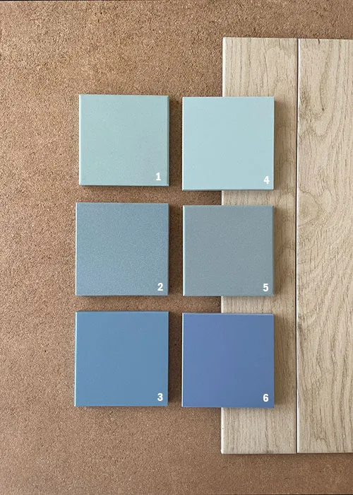 Moodboard met lichtblauwe retro tegels 10x10 gecombineerd met houtlook tegels, keramische tegels van Winckelmans, Pavigres en Topcer voor vloer en wand in keuken en badkamer